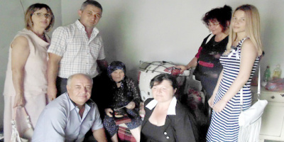 103-годишната Хафизе Халил от Винево получи подаръци от кмета на община Минерални бани