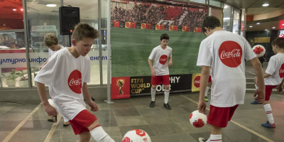 Mлади футболисти изненадаха приятно софиянци в метрото  по случай посрещането на световната купа на FIFA в България