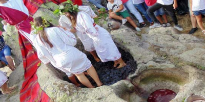 Млади девици мачкаха грозде в шарапаните край Минерални бани