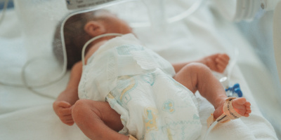 Pampers дарява най-малките пелени в историята на бранда, създадени за най-крехките недоносени бебета
