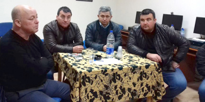 Кметът Искендер разговаря с младите хора от Боян Ботево