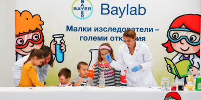 Ученици ще изследват природните науки чрез забавни експерименти в Научната лаборатория на Байер