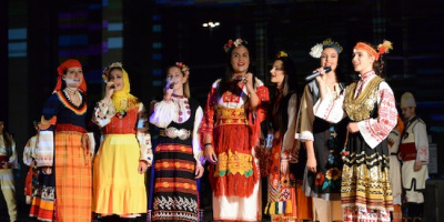 Млади артисти от Русе пресъздадоха красотата на българския фолклор с музикалния спектакъл “Седемте чудеса на България”
