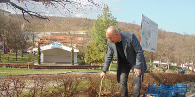 Кметът Мюмюн Искендер засажда цветя, преди да отиде на работа