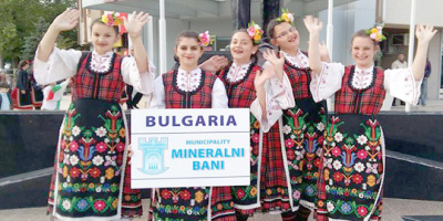Деца от Минерални бани с плакет от кмета на Бююккаръщъран