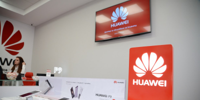 Центърът за обслужване на клиенти на Huawei започва да предлага услуга за лазерно гравиране на смартфоните и безплатна куриерска услуга от „врата до врата“
