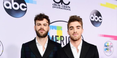 МУЗИКАЛНОТО ДУО THE CHAINSMOKERS НОСЕШЕ TOMMY HILFIGER TAILORED ПО ВРЕМЕ НА АМЕРИКАНСКИТЕ МУЗИКАЛНИ НАГРАДИ ЗА 2017