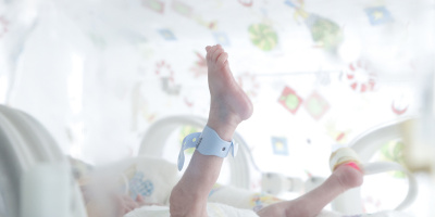 Pampers дарява най-малките пелени в историята на бранда, създадени за най-крехките недоносени бебета