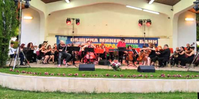 В Минерални бани аплодираха Камен Воденичаров