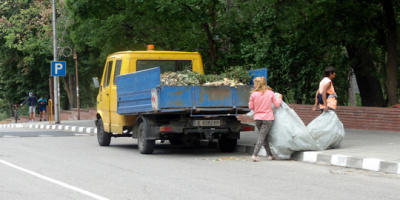 Почистването на улиците в община Минерални бани продължава