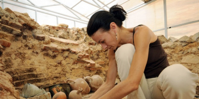 Представиха възстановка с копия на 72 находки в тракийската гробница на Археологически комплекс „Източна могила” в село Караново