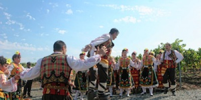 Китайски медии впечатлени от български древен ритуал за гроздобер