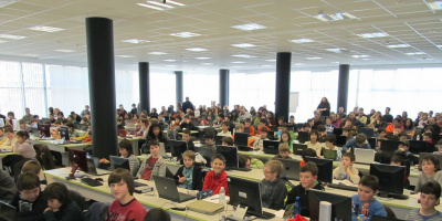 Ученици се учат на програмиране от трети клас