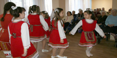 Малки танцьори поздравиха живеещите в Дома за стари хора