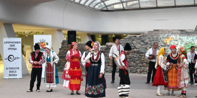 Минало и настояще се преплитат в музикален фолклорен спектакъл “Пътуване из България”