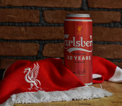 Carlsberg отбелязва 30 години партньорство с Liverpool FC с червен дизайн