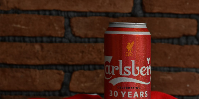 Carlsberg отбелязва 30 години партньорство с Liverpool FC с червен дизайн