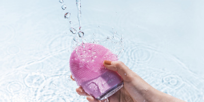 FOREO представя своята „Tesla“ при почистване на лицето – иновативната четка LUNA™ 4 Plus