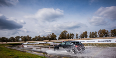 Почишена сигурност и на мокър път с нова лятна гума на Bridgestone