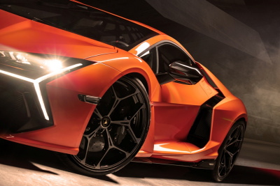 Lamborghini избра гумите на Bridgestone за новия супер автомобил Revuelto