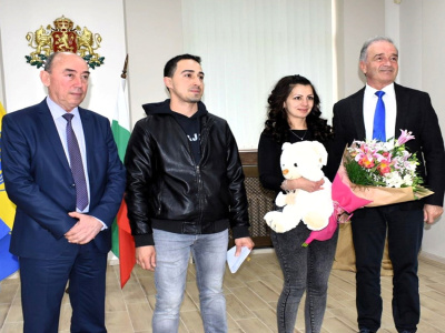 Кметът на Асеновград посрещна първото бебе, родено в общината