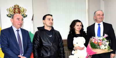 Кметът на Асеновград посрещна първото бебе, родено в общината