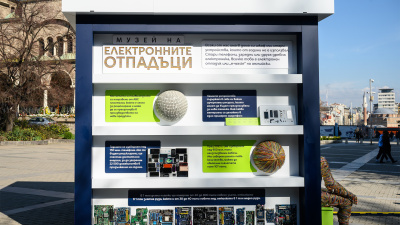 Yettel показва емблематични модели смартфони в „Музея на електронните отпадъци“