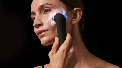 FOREO представя FAQ 400: първата продуктова линия за анти-ейдж терапии с двойна микротокова и AI технология