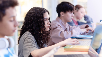 Безплатни уроци за фалшивите новини показват на гимназистите как да разпознават манипулативно съдържание онлайн