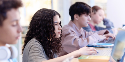 Безплатни уроци за фалшивите новини показват на гимназистите как да разпознават манипулативно съдържание онлайн