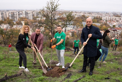 Доброволци от Кока-Кола ХБК залесиха опожарената част от Младежкия хълм в Пловдив