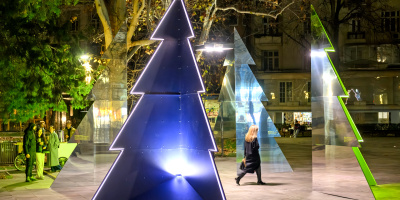 Огледална инсталация в центъра на София насочва вниманието към дезинформацията и критичното мислене