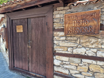 Яворов през образа на жените показва луксозно издание