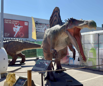 Динозаври оживяват на паркинга на Kaufland в столичния кв. “Дружба“