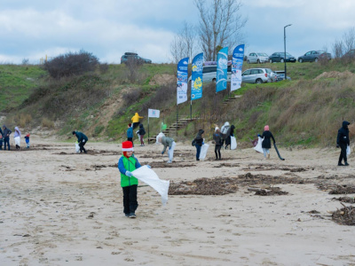 Доброволци почистиха плажа на Ахтопол
