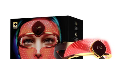 Звездата от „Белият лотос“ Мишел Монахан сияе в новата година с LED маската FAQ™ 202