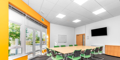 Хибридната работа изпреварва заплащането като водеща стратегия, чрез която компаниите се конкурират за технологични таланти