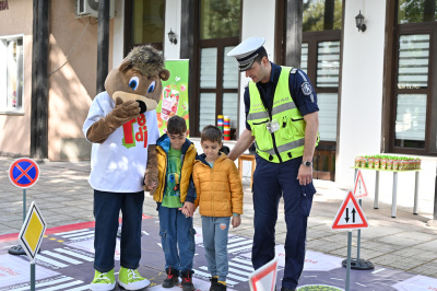 Пет детски градини от Пловдив се включват в образователната кампания „Пресичам безопасно с TEDI“ 