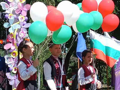 1600 деца пеят и танцуват от днес на лятната сцена в Минерални бани