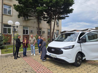 Община Чирпан закупи електрически микробус за социалните услуги