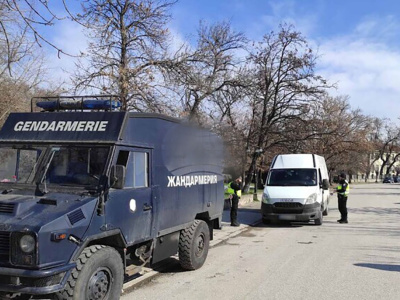 Задържаха четирима при полицейска акция в Асеновград
