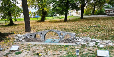 Дяволският мост е сред миниатюрите в парка на община Стрелча